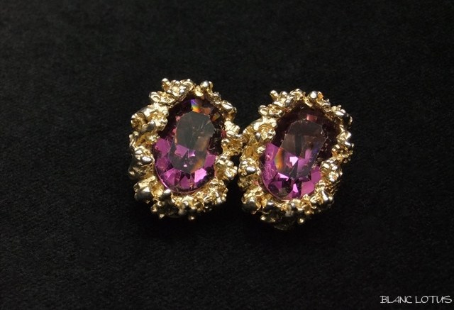 豪華な金縁のアメジストカラーイヤリング