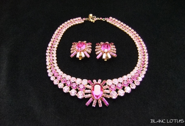 鮮やかなピンクのネックレスとイヤリングのセット