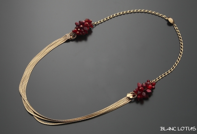 レトロなレッドベリーネックレス