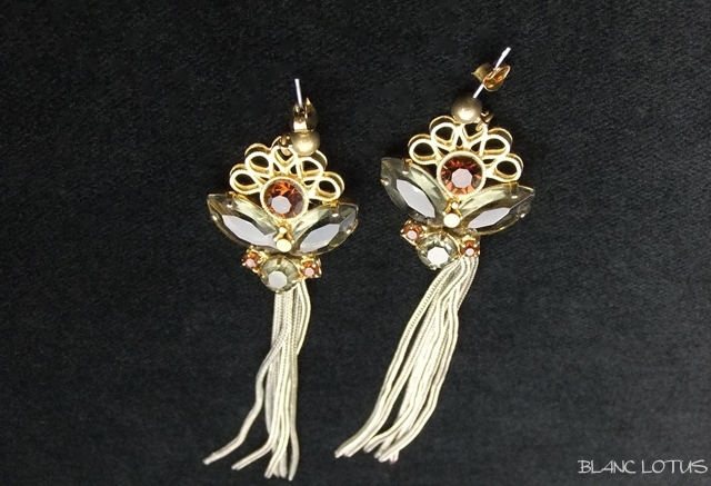 Reverie NYCのグレーのラインストーンとロングフリンジのピアス