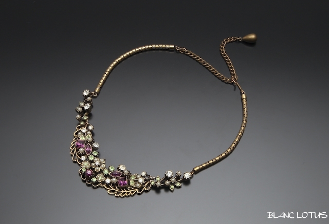 白い花とアメジストカラーのネックレス