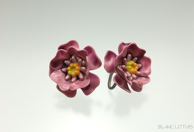 ピンクの花のイヤリング