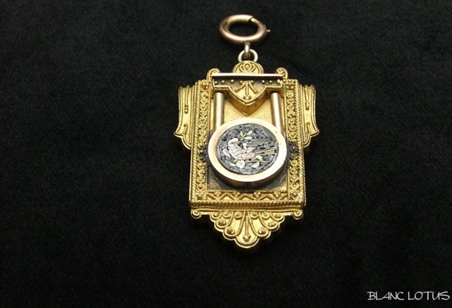 鳩とオリーブの金のロケット