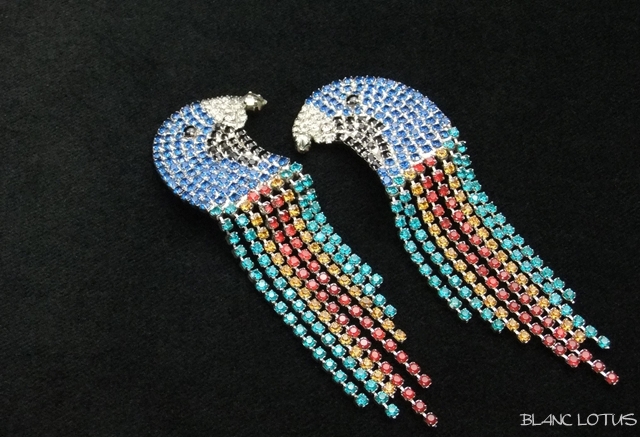 ブルーパロットのラインストーンイヤリング