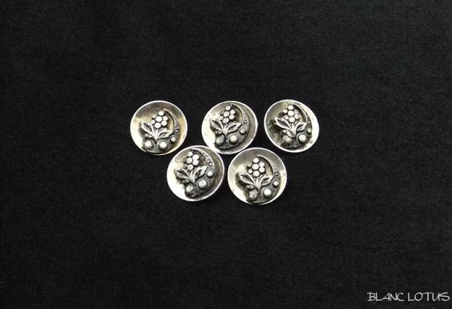 アンティーク　メタルのピクチャーボタン　5個組