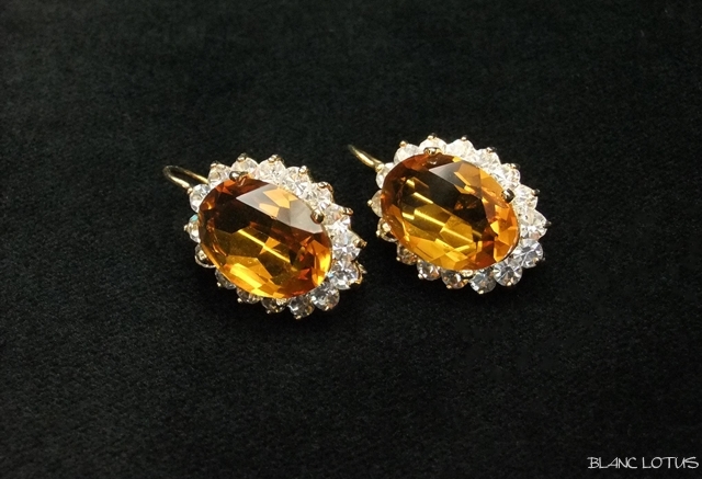 澄んだ黄色のピアス