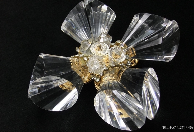 De Lillo（デ　リーロ）　　氷の花のようなブローチ