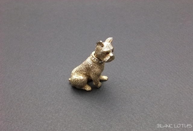 LES BERNARD　座る犬のブローチ