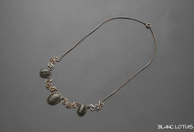 ヴィンテージ　グレイッシュストーンのネックレス