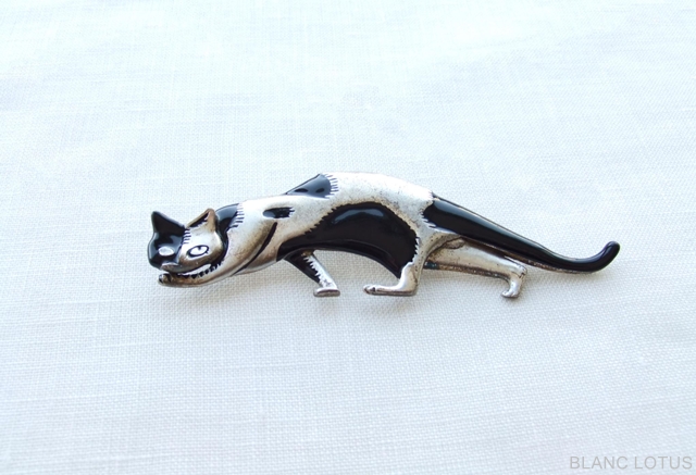 トビ柄猫のブローチ