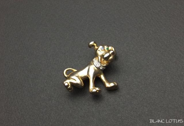 ヴィンテージブローチ　ラインストーンの首輪をした犬