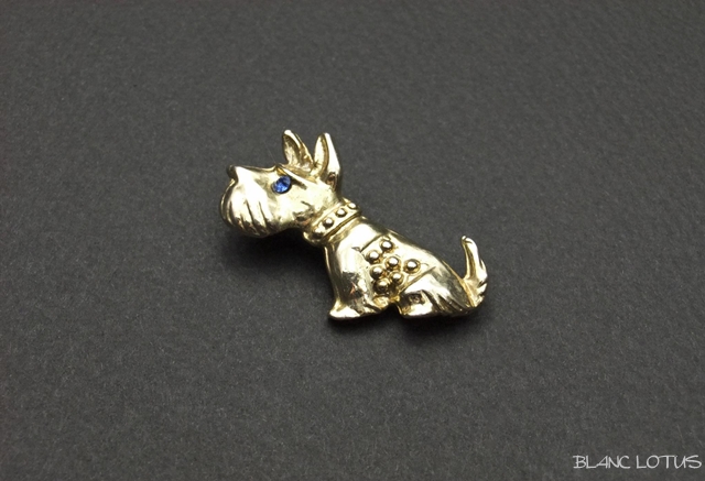 ヴィンテージブローチ　青い目の犬