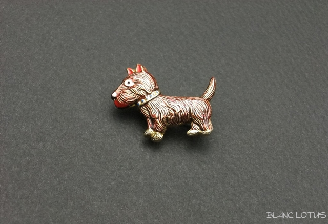 ヴィンテージブローチ　エナメルの犬
