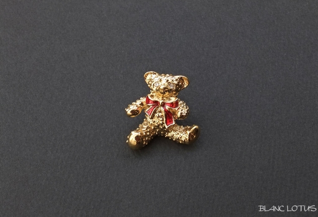 ヴィンテージ　赤いリボンのテディベアピン