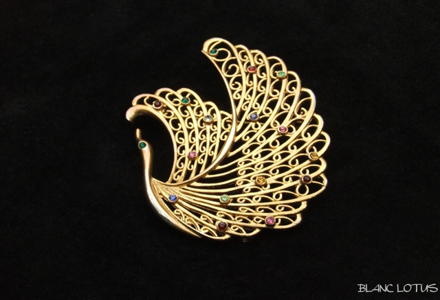 ブローチ　金色の白鳥