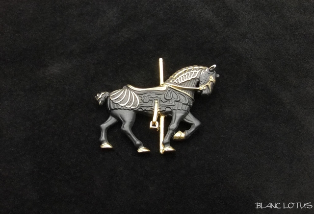 ブローチ　　カルーセルの黒馬