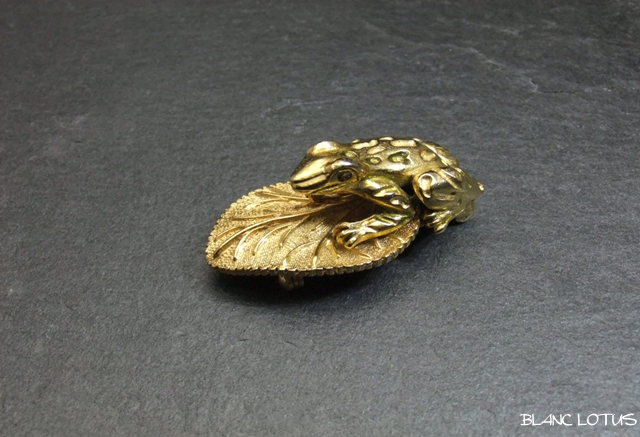 ヴィンテージブローチ　葉っぱにのったカエル