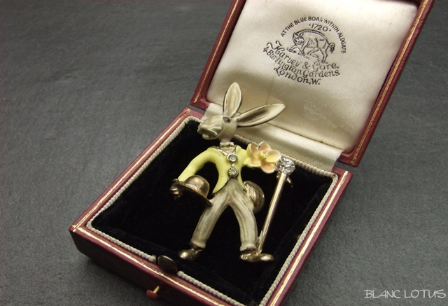 ヴィンテージブローチ　うさぎの紳士