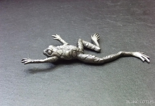 カエルのブローチ