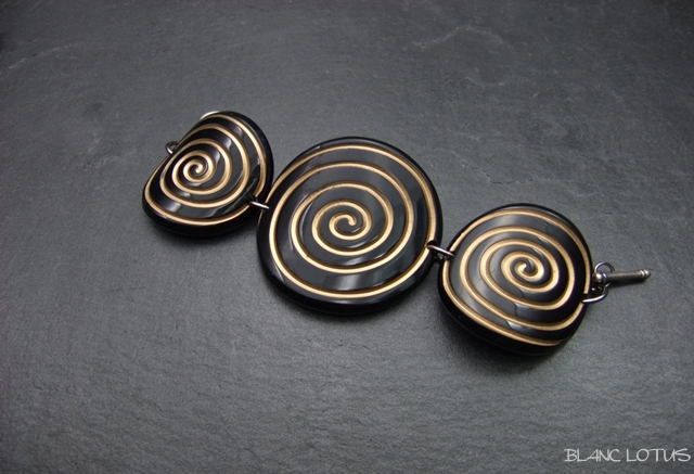 ベークライトの渦巻きブレスレット