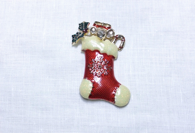 ヴィンテージブローチ　ネズミが顔をのぞかせたクリスマスブーツ