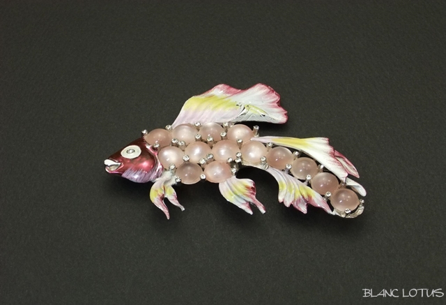 ブローチ　ピンクの金魚