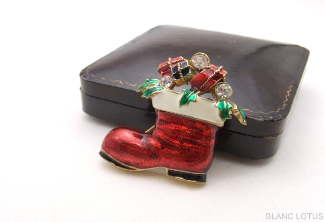 ヴィンテージブローチ　エナメルのクリスマスブーツ