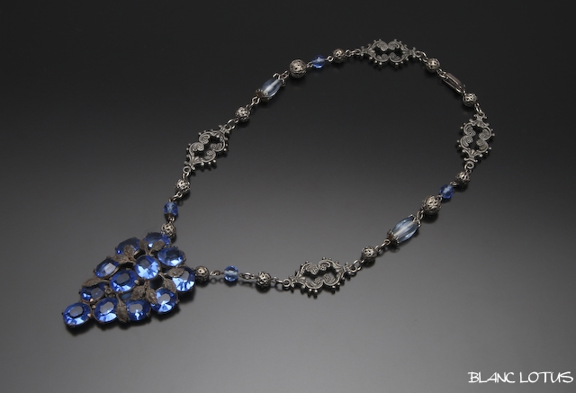 チェコ　ブルーのペンダントネックレス