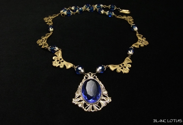 チェコスロバキアの青いペンダント