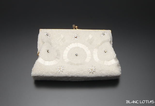 ヴィンテージ　白地に花のビーズバッグ