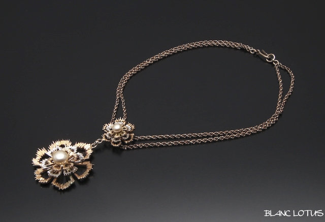 銀の花のネックレス