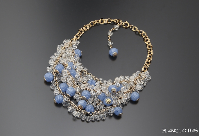 ベビーブルーとクリアクリスタルのネックレス