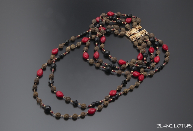 黒と紅のネックレス