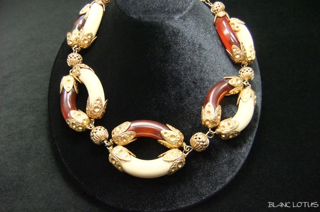 琥珀と象牙を模した大ぶりのリンクネックレス