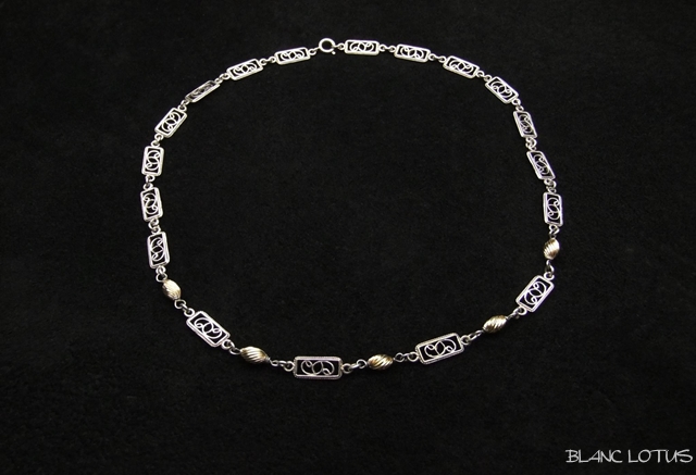 シルバーのオープンワークのネックレス　（スクエア）