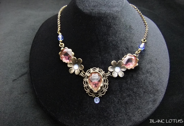 チェコ　淡いローズピンクの石とデージーのネックレス