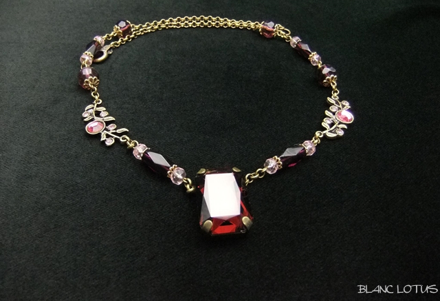 深い紫のペンダントネックレス