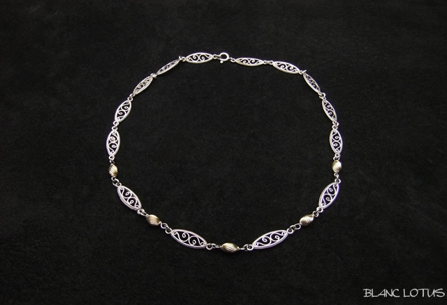 シルバーとゴールドのオープンワークネックレス（ラウンド）