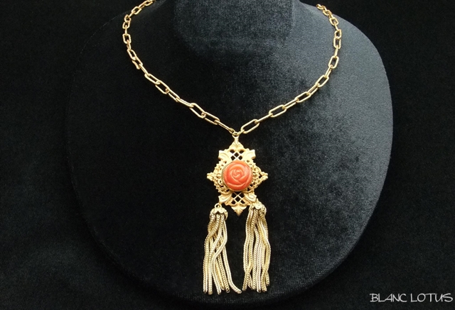 カーネリアンのバラと金のフリンジネックレス