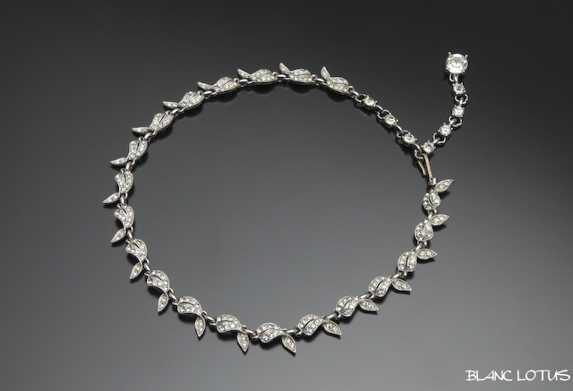 Bogoff　ラインストーンのリーフネックレス