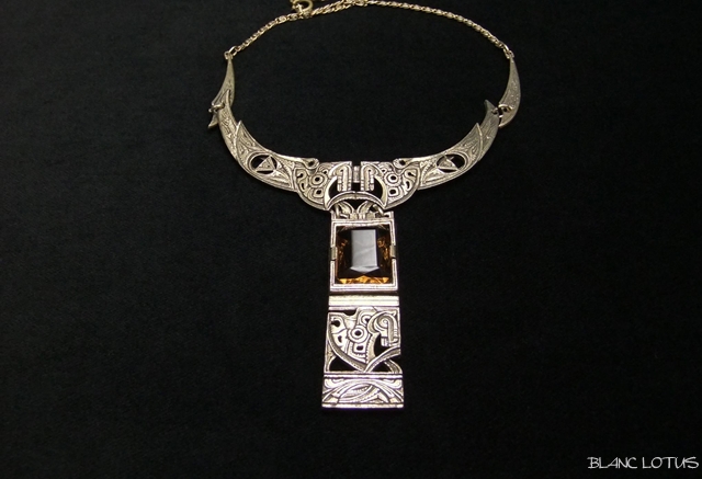 琥珀色の石がついたアールデコネックレス