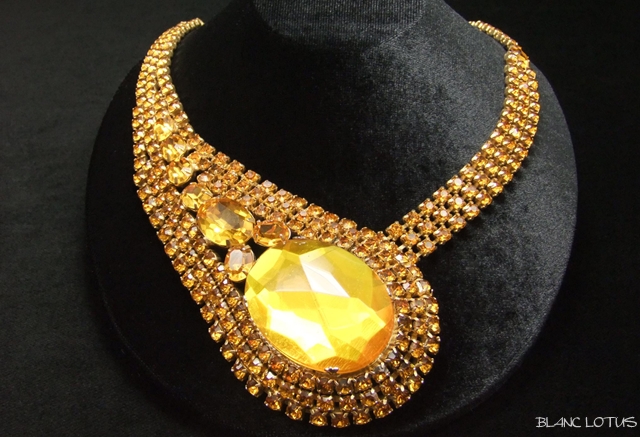 鮮やかなシトリン色のネックレス