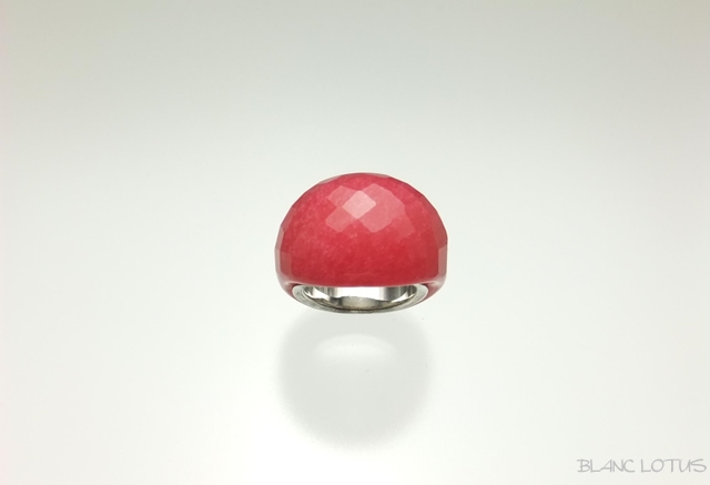 濃いピンクのガラスの指輪