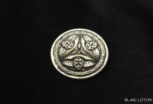 アンティークのメタルボタン