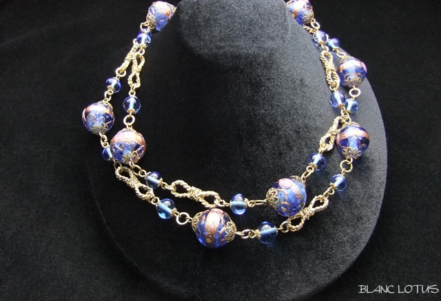 青いベネチアンビーズのネックレス