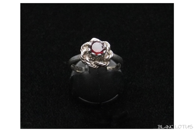 スターリングシルバーのリング　紅い石の花