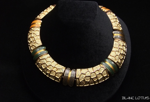 金色のメタルネックレス