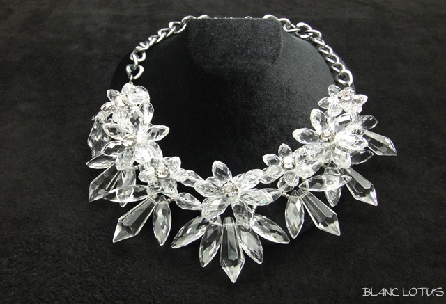 クリスタルのフラワーネックレス