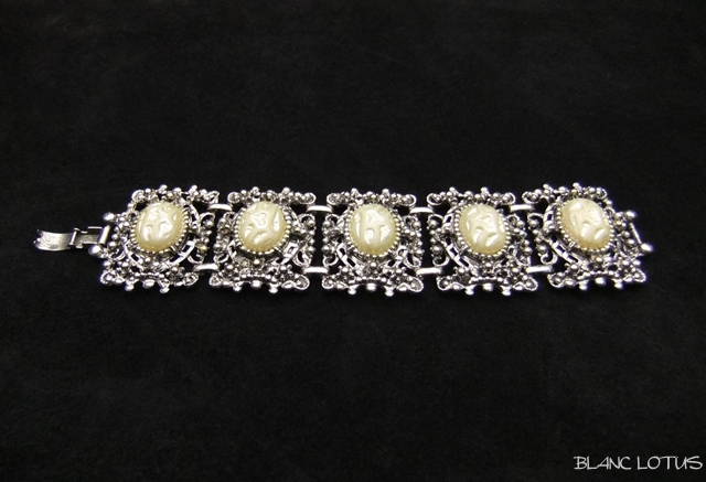 淡いクリームのフェイクパールがついたシルバーブレスレット