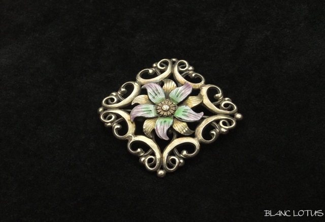 エナメルの花のブローチ　スターリングシルバー/14K